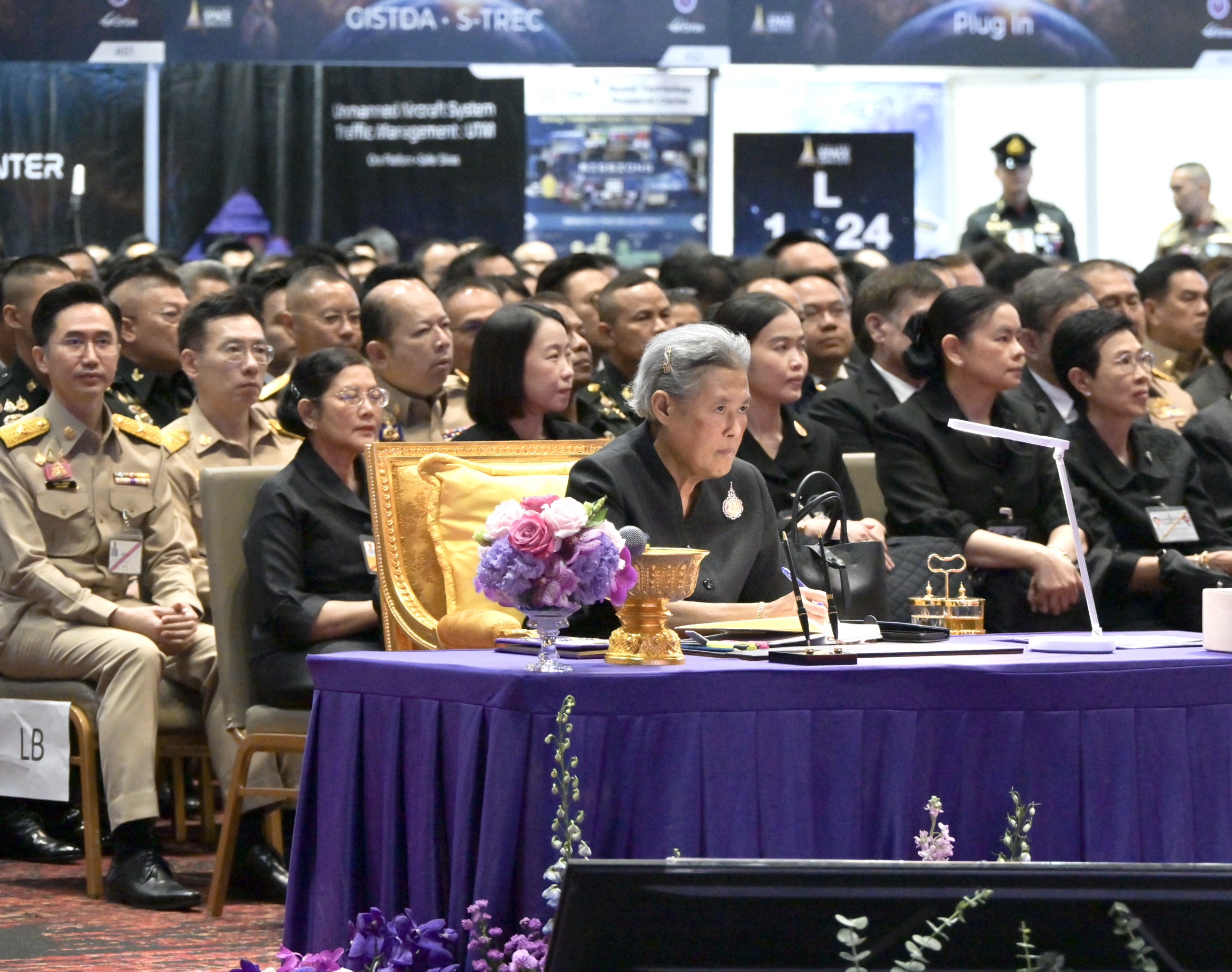 title - รองเลขาธิการ ส.ป.ก. ร่วมเฝ้าทูลละอองพระบาทรับเสด็จฯ และร่วมพิธีเปิดงาน มหกรรมด้านอวกาศแห่งชาติ